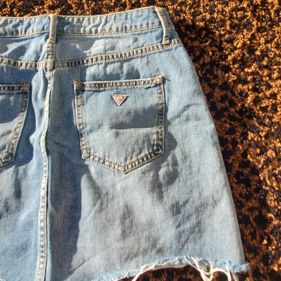 GUESS - PEARED DISTRESS JEAN SKIRT - Picture 6 of 10